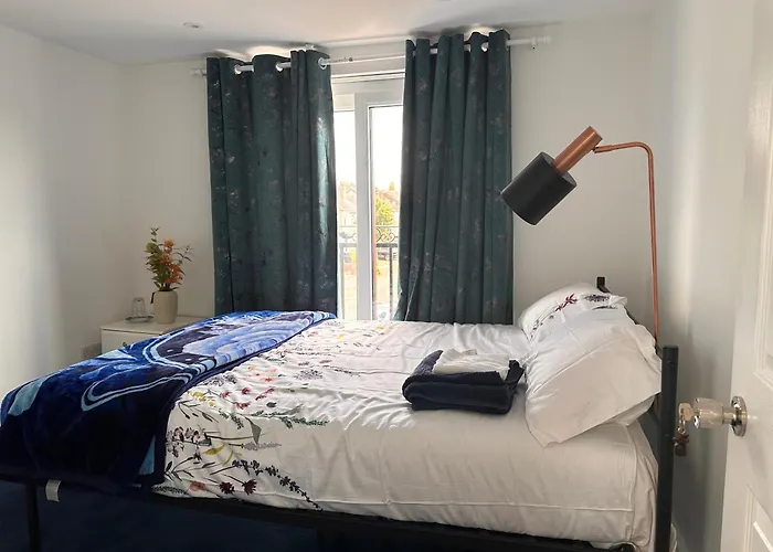 Quite Room In Hornchurch Near Romford Station On Elizabeth Line To And From Heathrow Airport