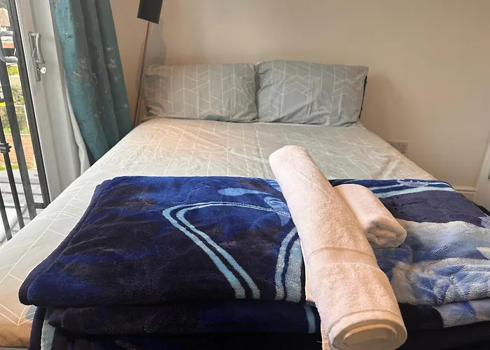 Quite Room In Hornchurch Near Romford Station On Elizabeth Line To And From Heathrow Airport