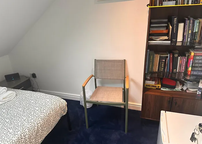 Quite Room In Hornchurch Near Romford Station On Elizabeth Line To And From Heathrow Airport
