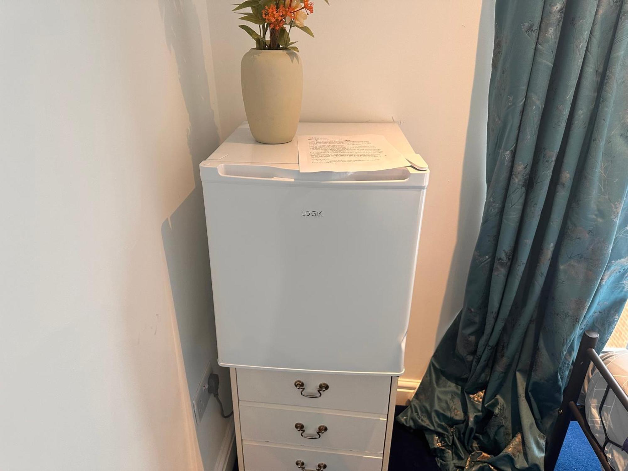 Quite In Hornchurch Near Station On Elizabeth Line To And From Heathrow Airport Homestay *